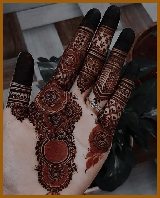 Thick Swirl Base In Royal Front Hand Mehndi Design